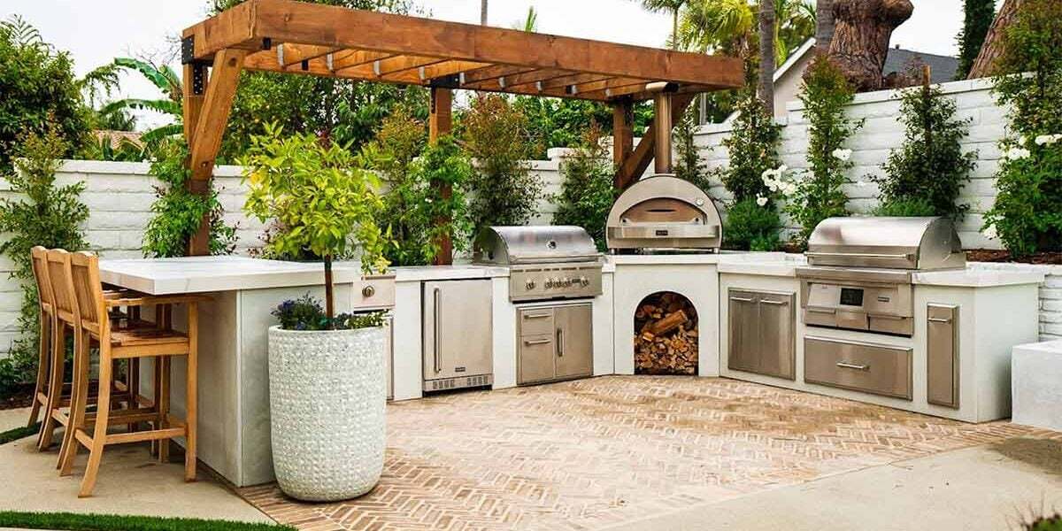 mike-pyle-modern-large-u-shaped-outdoor-kitchen-with-pizza-oven-and-bar-seating-e1721851946672